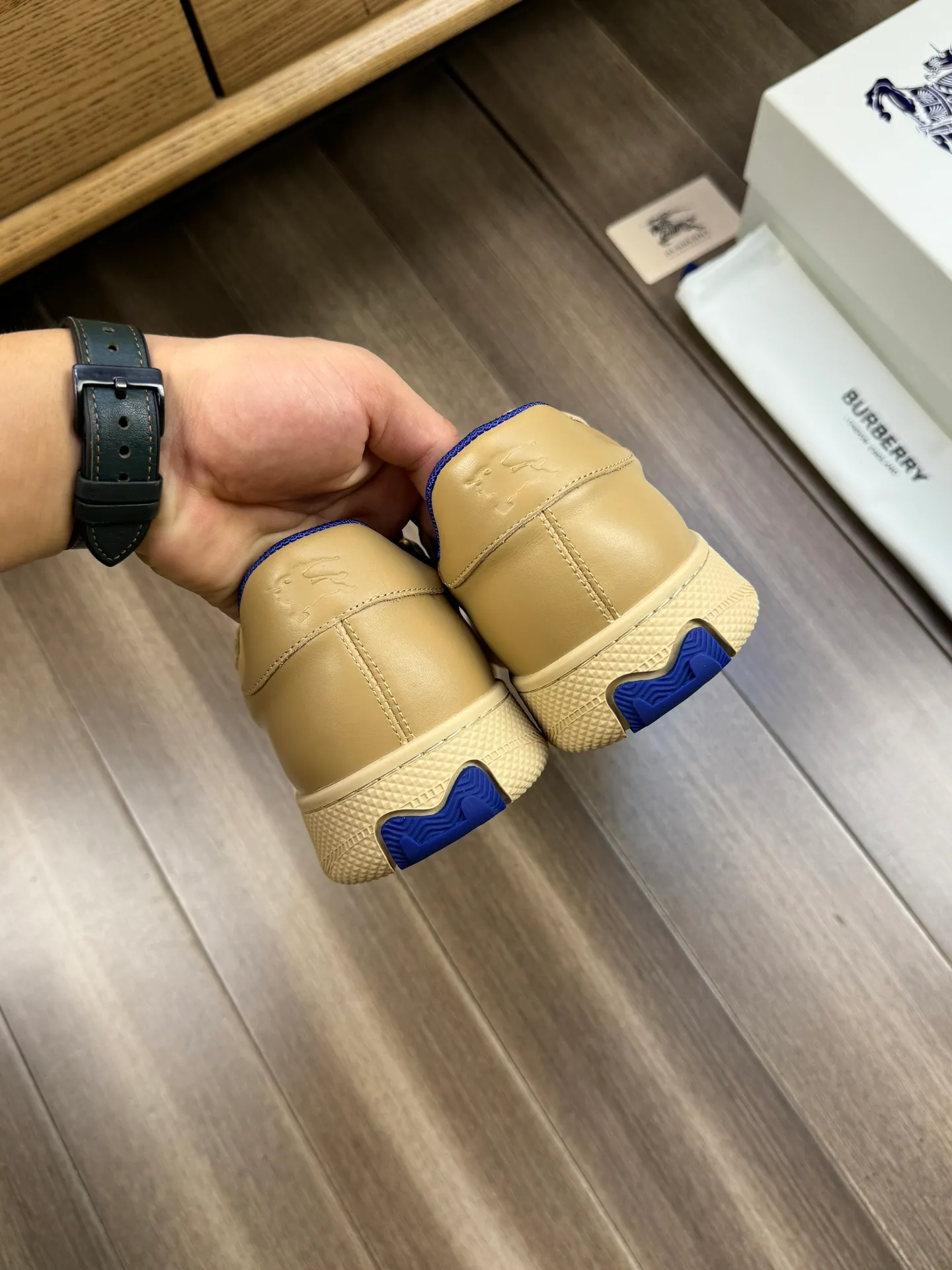 P400 [BURBERRY] Burberry - Upper: imported 🔝 Napa calfskin, brand totem cloth, tongue brand cloth label - Inner lining: canvas lining, - Outsole: rubber; two-color molded outsole - Super high quality control·Fine workmanship: highlighted (high-end·luxury·grade) -Size: 38-44 (Male 45, can be customized)